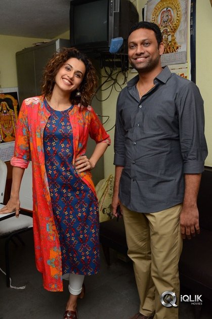 Anado-Bramha-Movie-Team-Visits-Devi-Theatre